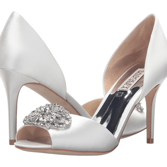 Badgley Mischka Shoes - Badgley Mischka Dana Size 5 White Peep Toe Pumps